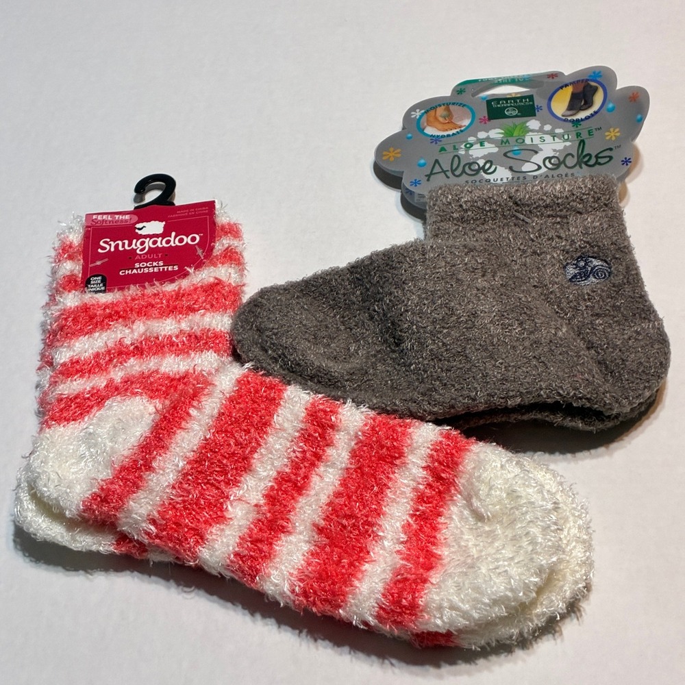 Fuzzy Socks Gray Coral White Adult One Size 2 Pair Aloe Moisture Cozy NWT